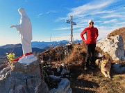 67 Alla bianca Madonnina di vetta con vista verso la croce